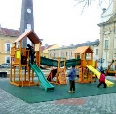 LOC DE JOACA DIN LEMN CU DOUA TURNURI
